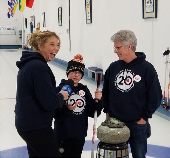 femme souriante avec un enfant et une personne qui fait du curling