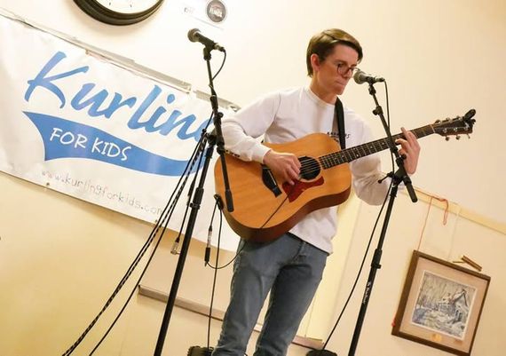 homme jouant de la guitare