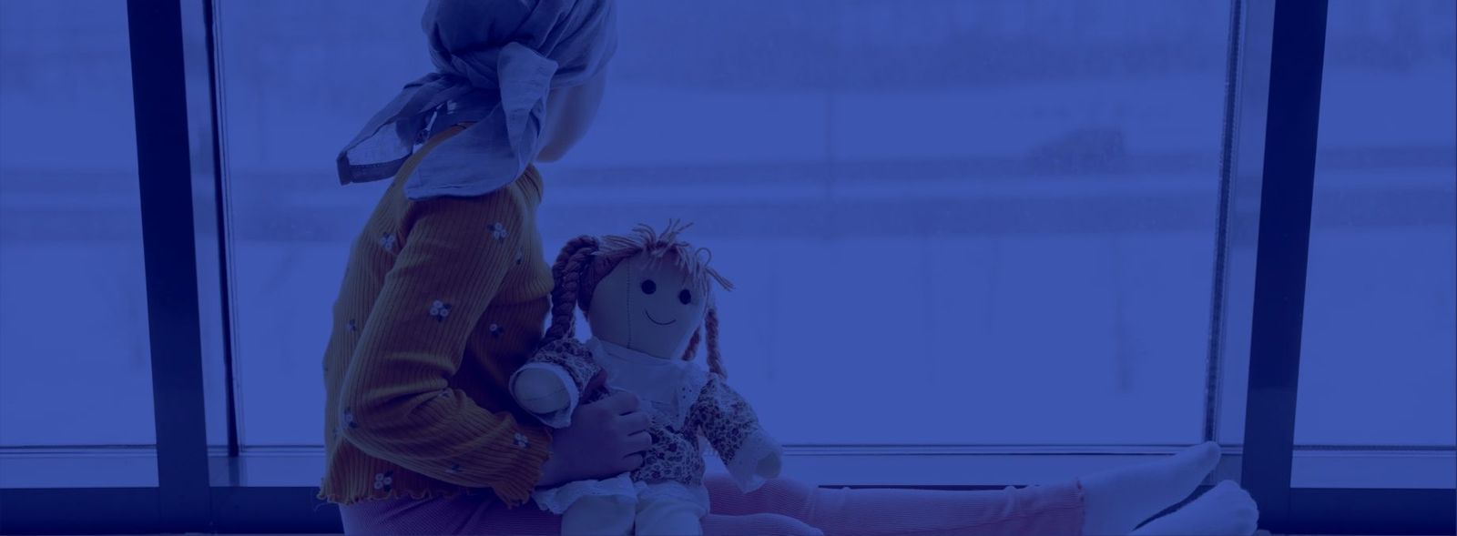 enfant tenant une poupée